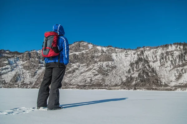 Adam buzda hiking. Kış manzarası.