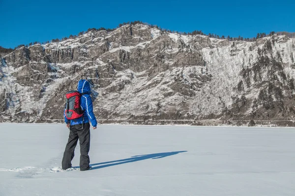 Adam buzda hiking. Kış manzarası.