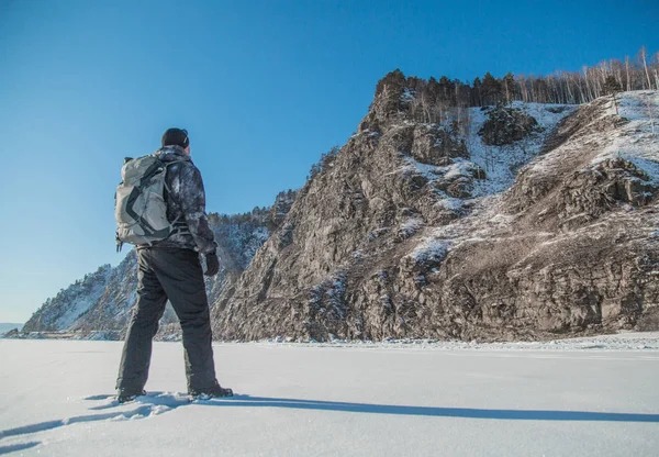 Adam Buzda Hiking Kış Manzarası Telifsiz Stok Imajlar