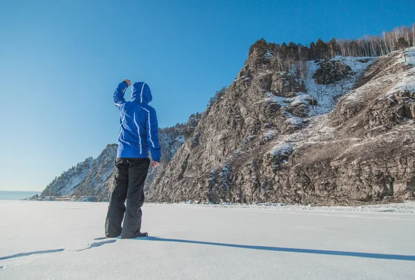 Mann Wandert Auf Eis Winterlandschaft lizenzfreie Stockfotos