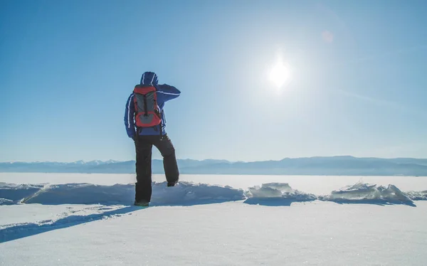 在冰上徒步的人 冬季景观 免版税图库照片