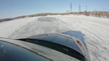 ProRes. Araba sürükleniyor, buzda sürmek. Manzara.
