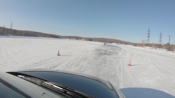 普洛雷斯汽车漂浮 在冰上骑行 — 图库视频影像