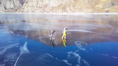 Turistler havadan görünümden buzda. Kışın Sibirya, Baykal Gölü.