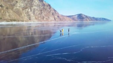 Turistler havadan görünümden buzda. Kışın Sibirya, Baykal Gölü.