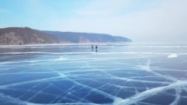 Turistler havadan görünümden buzda. Kışın Sibirya, Baykal Gölü.