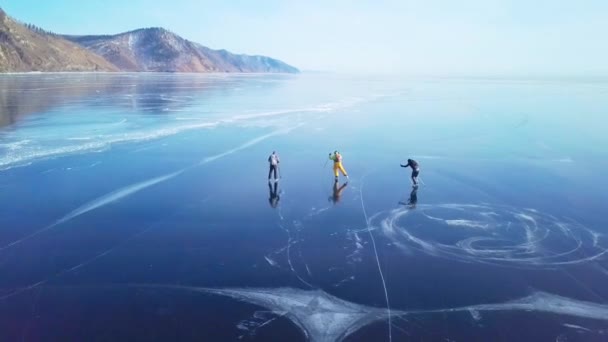 上空から氷の上の観光客 バイカル湖 シベリアの冬 — ストック動画