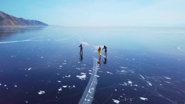 Turistas Gelo Partir Vista Aérea Inverno Sibéria Lago Baikal — Vídeo de Stock