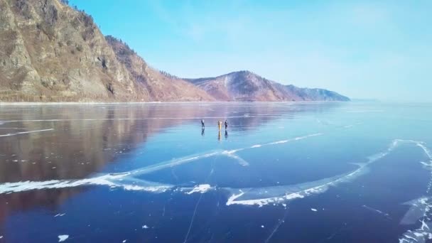 Toeristen Het Ijs Van Luchtfoto Winter Siberië Baikal Lake — Stockvideo