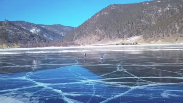 Turisti Sul Ghiaccio Dalla Vista Aerea Inverno Siberia Lago Baikal — Video Stock