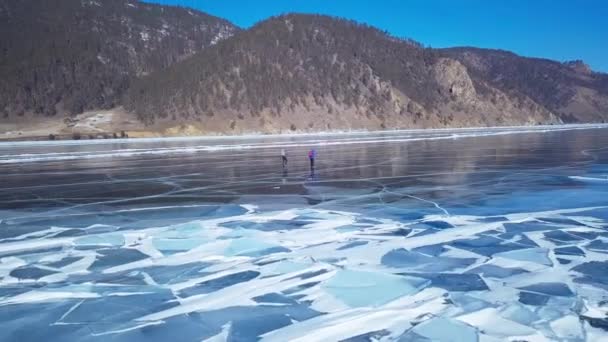 Turisté Ledě Leteckého Pohledu Zima Sibiři Jezero Bajkal — Stock video