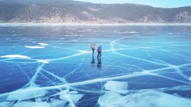 공중에서 얼음에 관광객입니다 겨울에 시베리아 바이칼 — 비디오
