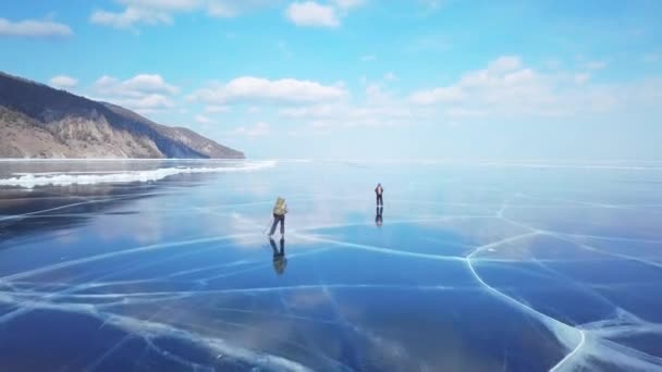 上空から氷の上の観光客 バイカル湖 シベリアの冬 — ストック動画