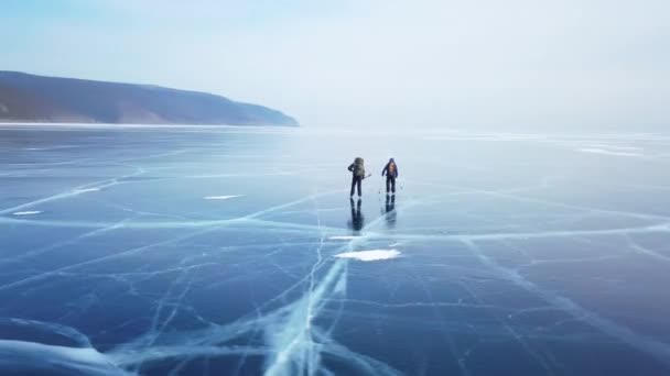 Turisti Sul Ghiaccio Dalla Vista Aerea Inverno Siberia Lago Baikal — Video Stock