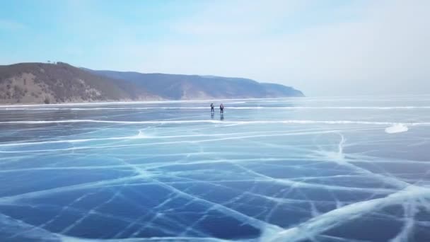 Turistler Havadan Görünümden Buzda Kışın Sibirya Baykal Gölü — Stok video