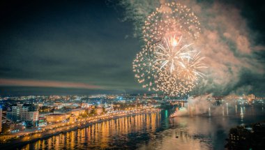 Manzara. Şehirde havai fişekler.