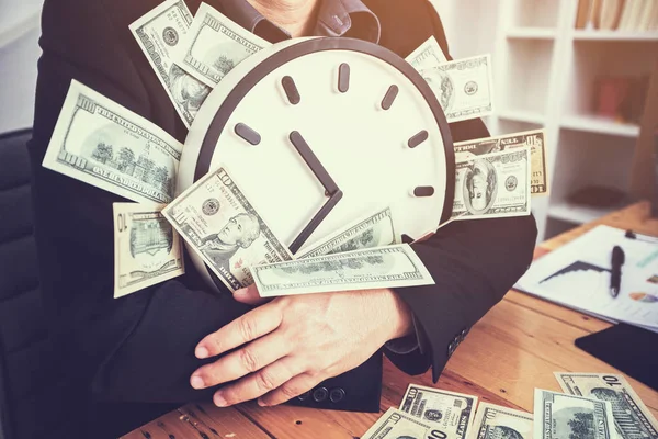 Los Hombres Negocios Están Sentados Mesa Trabajo Sosteniendo Reloj Dinero — Foto de Stock