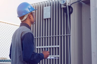 mühendis veya yeşil enerji güneş enerjisi santrali, kontrol ve bakım donanımları üzerinde çalışan elektrikçi; durumu adım kadar trafo yüksek gerilim trafo yar, kontrol