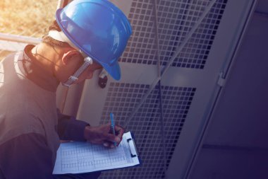 mühendis veya yeşil enerji güneş enerjisi santrali, kontrol ve bakım donanımları üzerinde çalışan elektrikçi; durumu adım kadar trafo yüksek gerilim trafo yar, kontrol