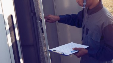 mühendis veya yeşil enerji güneş enerjisi santrali, kontrol ve bakım donanımları üzerinde çalışan elektrikçi; durumu adım kadar trafo yüksek gerilim trafo yar, kontrol