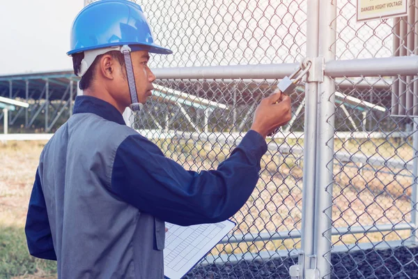 Ingeniero Electricista Que Trabaja Equipos Control Mantenimiento Planta Energía Solar — Foto de Stock