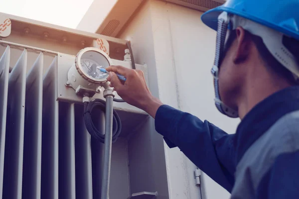 Ingeniero Electricista Que Trabaja Equipos Control Mantenimiento Planta Energía Solar — Foto de Stock