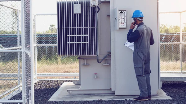 Ingeniero Electricista Que Trabaja Equipos Control Mantenimiento Planta Energía Solar — Foto de Stock