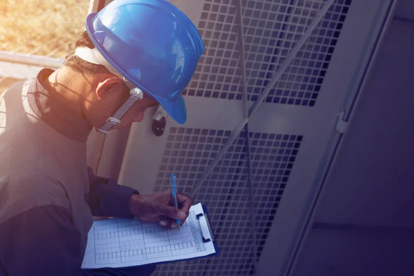 Ingeniero Electricista Que Trabaja Equipos Control Mantenimiento Planta Energía Solar — Foto de Stock