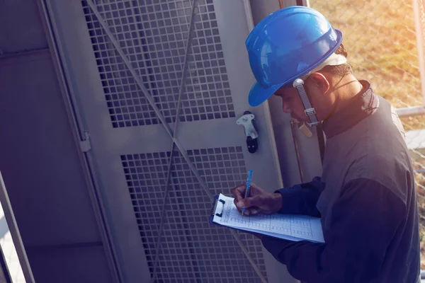 Ingenieur Elektricien Werken Aan Controle Onderhoud Apparatuur Groene Energie Zonne — Stockfoto