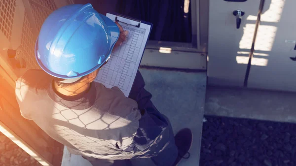 Ingeniero Electricista Que Trabaja Equipos Control Mantenimiento Planta Energía Solar — Foto de Stock