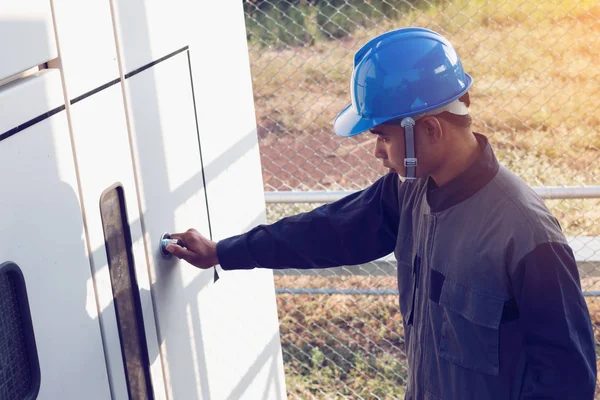 Ingeniero Electricista Que Trabaja Equipos Control Mantenimiento Planta Energía Solar — Foto de Stock