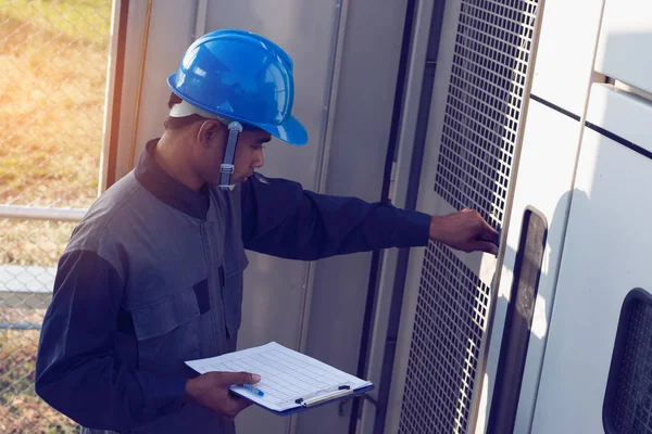 Ingeniero Electricista Que Trabaja Equipos Control Mantenimiento Planta Energía Solar — Foto de Stock