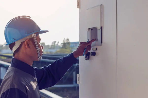 技術者やグリーン エネルギー太陽光発電のチェックとメンテナンスの機器に取り組んでいる電気技師 インバーターの状態をチェック — ストック写真