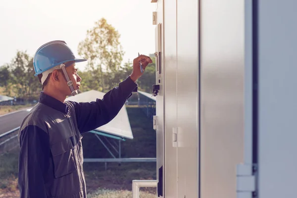 Ingeniero Electricista Que Trabaja Equipos Control Mantenimiento Planta Energía Solar — Foto de Stock