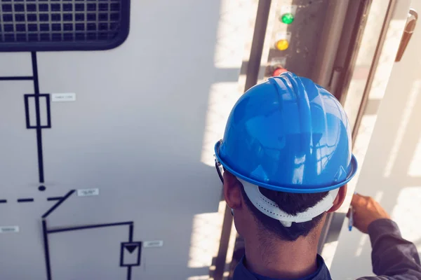 Ingeniero Electricista Que Trabaja Equipos Control Mantenimiento Planta Energía Solar — Foto de Stock