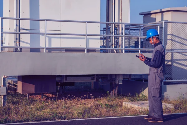 Ingeniero Electricista Que Trabaja Comprobación Inspección Equipos Con Lista Verificación — Foto de Stock