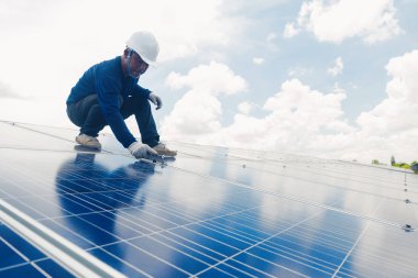 yedek güneş paneli güneş santrali; mühendis ve elektrikçi takım takas ve install güneş paneli tasarım grubunda mühendisi; sıcak nokta ara bölmesindeki denetimi elektrikçi ekibi