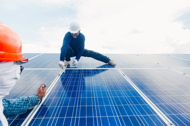 yedek güneş paneli güneş santrali; mühendis ve elektrikçi takım takas ve install güneş paneli tasarım grubunda mühendisi; sıcak nokta ara bölmesindeki denetimi elektrikçi ekibi