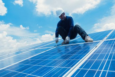yedek güneş paneli güneş santrali; mühendis ve elektrikçi takım takas ve install güneş paneli tasarım grubunda mühendisi; sıcak nokta ara bölmesindeki denetimi elektrikçi ekibi