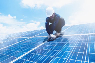yedek güneş paneli güneş santrali; mühendis ve elektrikçi takım takas ve install güneş paneli tasarım grubunda mühendisi; sıcak nokta ara bölmesindeki denetimi elektrikçi ekibi