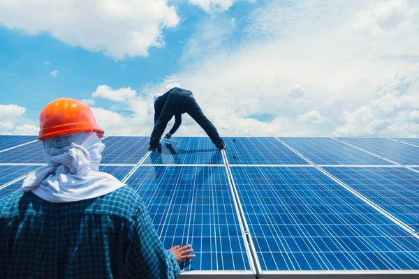 Equipo Ingenieros Que Trabaja Reemplazo Del Panel Solar Planta Energía — Foto de Stock