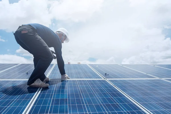 Equipo Ingenieros Que Trabaja Reemplazo Del Panel Solar Planta Energía — Foto de Stock