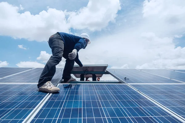 エンジニアのチームが取り組んでいる太陽光発電 エンジニアおよび電気技師チーム交換とインストール太陽電池パネルに太陽電池パネルを交換電気技師のチームがブレーク ウィンドウ上のホット スポットをチェック — ストック写真