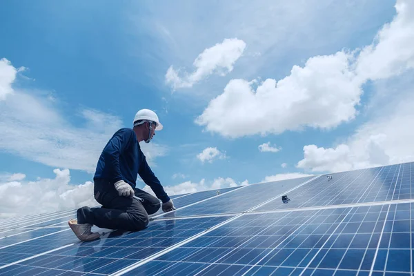 Mérnök Csapat Dolgozik Csere Napelemes Solar Erőmű Mérnök Villanyszerelő Csapat — Stock Fotó