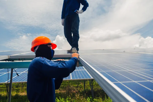 Inženýr Tým Pracující Náhradní Solární Panel Solární Elektrárny Inženýr Elektrikář — Stock fotografie