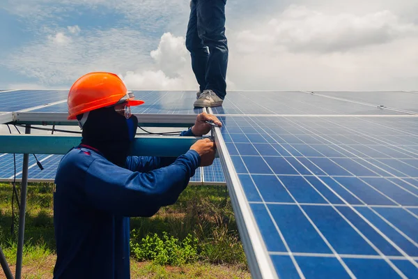 Engineer Team Working Replacement Solar Panel Solar Power Plant Engineer — Stock Photo, Image