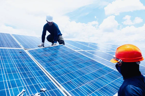 Equipo Ingenieros Que Trabaja Reemplazo Del Panel Solar Planta Energía — Foto de Stock