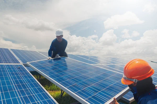 Equipo Ingenieros Que Trabaja Reemplazo Del Panel Solar Planta Energía — Foto de Stock