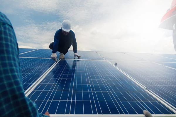 在太阳能发电厂更换太阳能电池板的工程师团队 工程师和电工团队交换和安装太阳能电池板 电工小组检查破窗格上的热点 — 图库照片