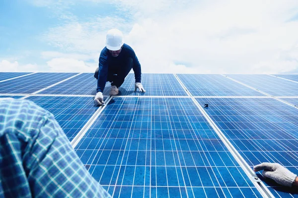 Equipo Ingenieros Que Trabaja Reemplazo Del Panel Solar Planta Energía — Foto de Stock